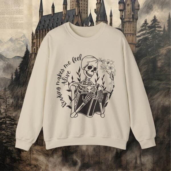 Reading makes me feel alive | Sweatshirt